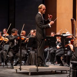 Aufnahme aus einem Konzert des Magdeburger Sinfonieorchesters mit Dirigent Christian Øland.