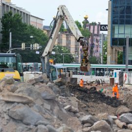 Baustelle am Alten Markt mit Bagger und Straßenbahn im Hintergrund