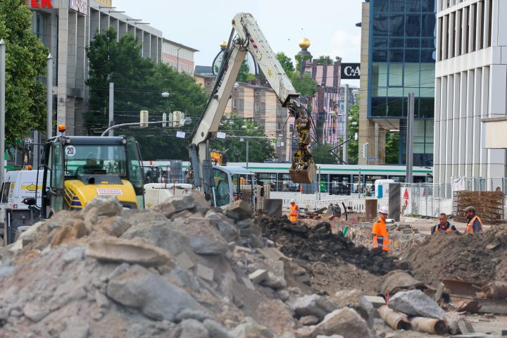 Baustelle am Alten Markt mit Bagger und Straßenbahn im Hintergrund