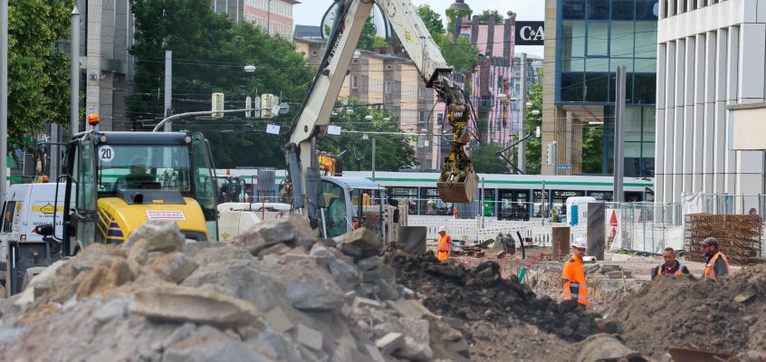 Baustelle am Alten Markt mit Bagger und Straßenbahn im Hintergrund