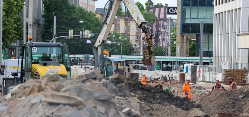 Baustelle am Alten Markt mit Bagger und Straßenbahn im Hintergrund
