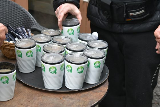 Kaffee To-Go Becher im MVB Design