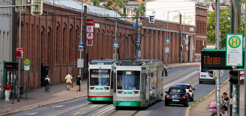 Zwei Straßenbahnen an der Haltestelle Buckau Wasserwerk.