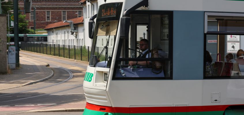 Straßenbahnfront an der Haltestelle Buckau Wasserwerk