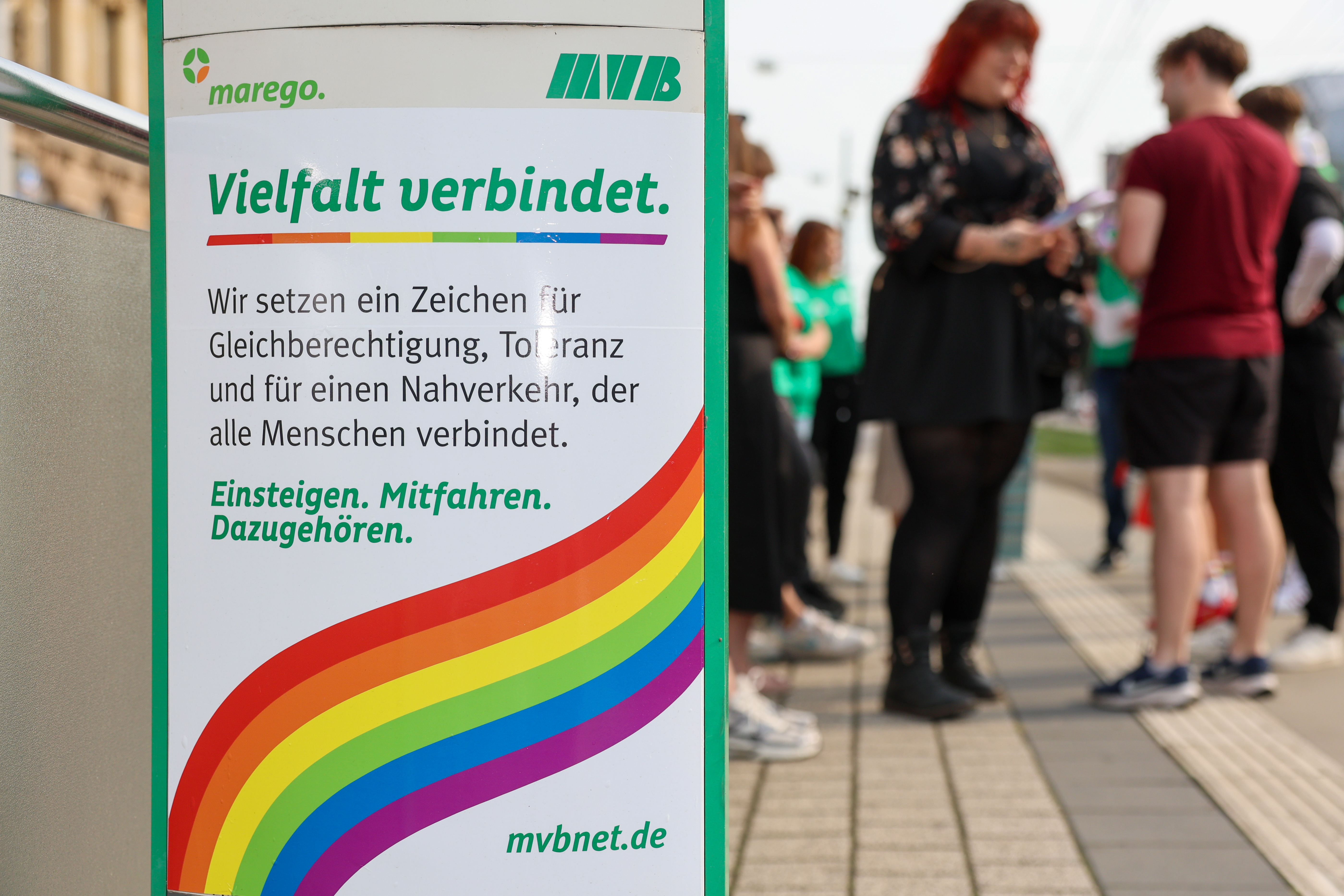Haltestellenstele mit der Aufschrift "Vielfalt verbindet" zum CSD.
