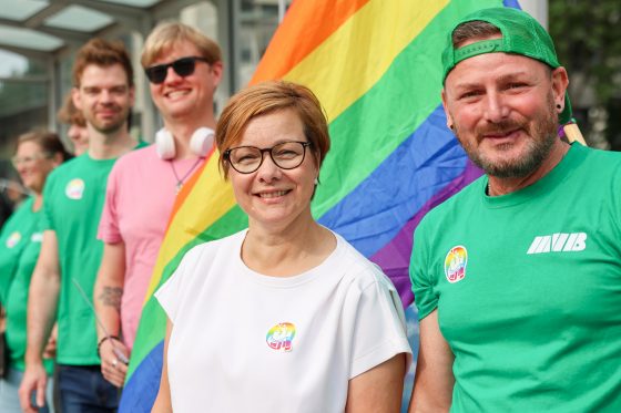 Birgit Münster-Rendel und Jens Wagner vor der Regenbogenfahne.