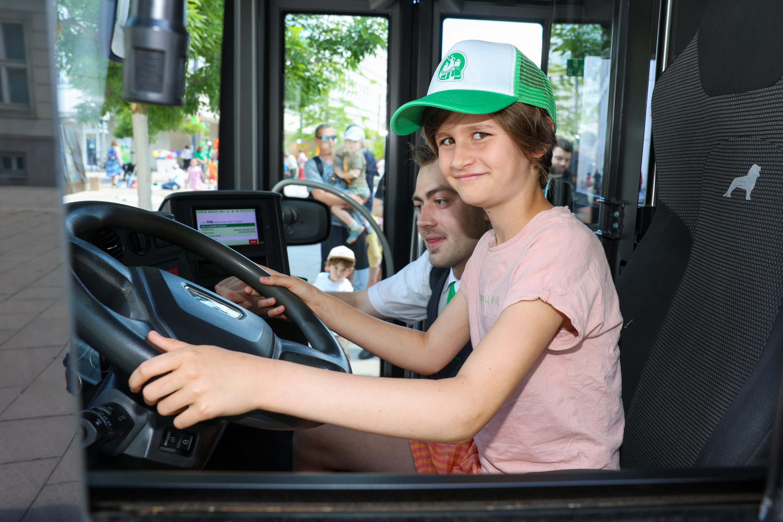Kind am Steuer eines Busses