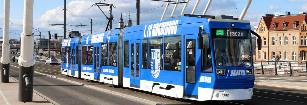 Straßenbahn mit FCM Werbung fährt über die Editha-Brücke in Magdeburg (Foto: Peter Gercke)
