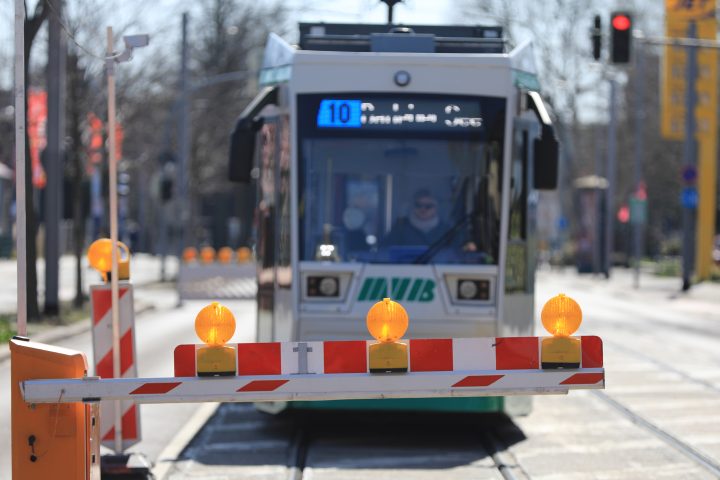 Straßenbahnlinie 10 vor einer Baustellenschranke