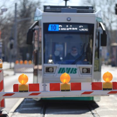 Straßenbahnlinie 10 vor einer Baustellenschranke