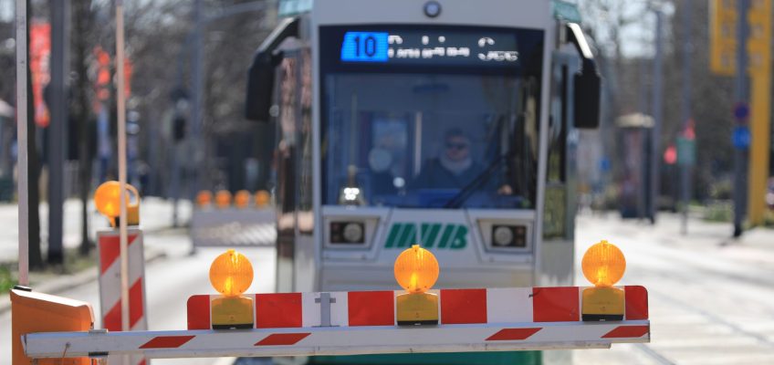 Straßenbahnlinie 10 vor einer Baustellenschranke