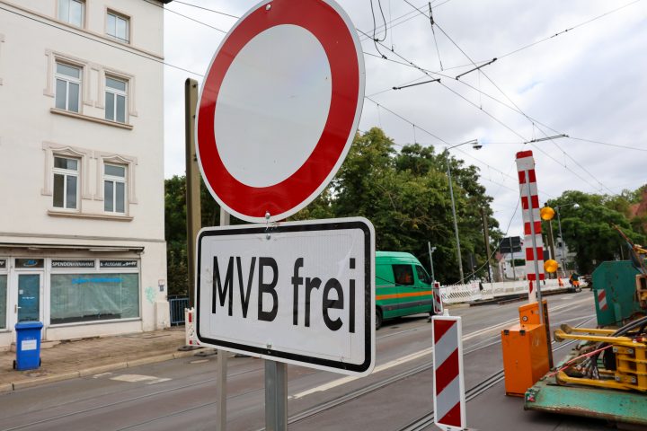 Baustellenschild mit Aufschrift "MVB frei"