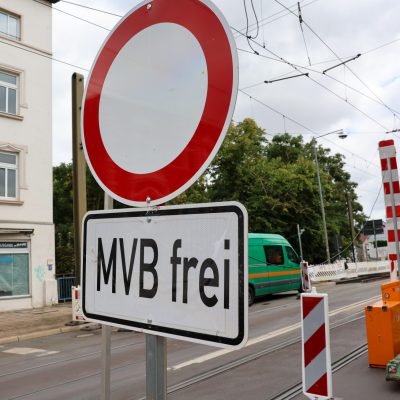 Baustellenschild mit Aufschrift "MVB frei"