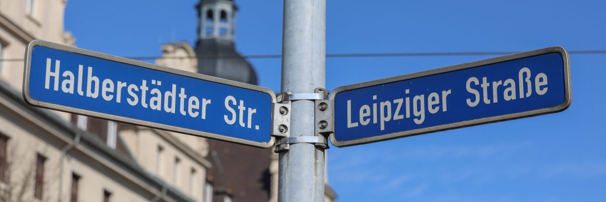 Straßenschilder Halberstädter Strasse und Leipziger Strasse vor dem Landgericht in Magdeburg Foto: Peter Gercke / MVB