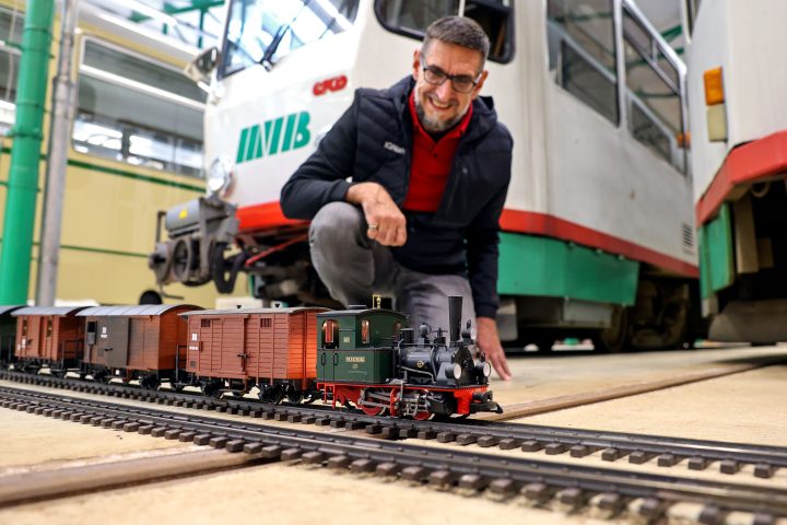 Modelleisenbahn im Museumsdepot vor einer großen Tatra-Straßenbahn