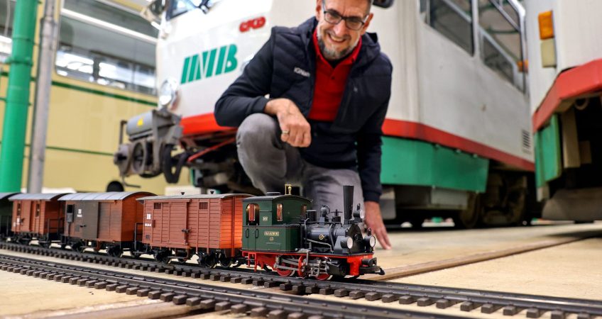 Modelleisenbahn im Museumsdepot vor einer großen Tatra-Straßenbahn