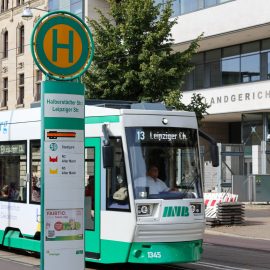 Eine Straßenbahn an der Haltestelle vor dem Landgericht.