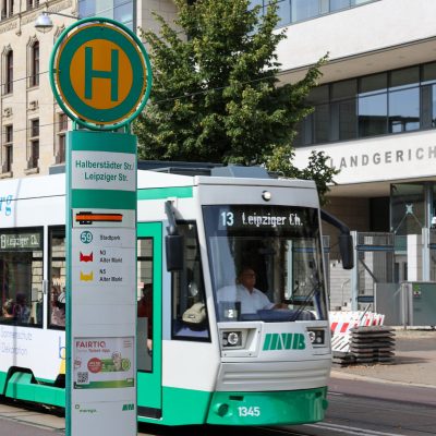 Eine Straßenbahn an der Haltestelle vor dem Landgericht.
