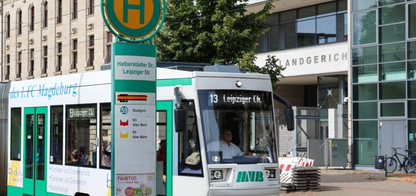 Eine Straßenbahn an der Haltestelle vor dem Landgericht.