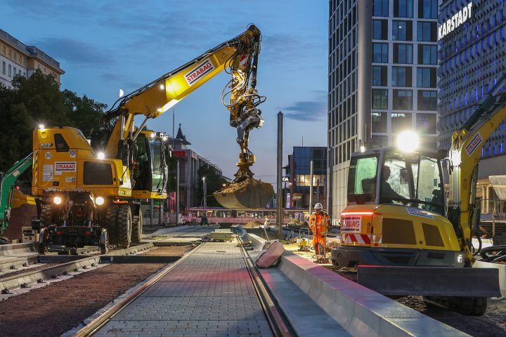 Nachtbauarbeiten am Alten Markt mit zwei Baggern