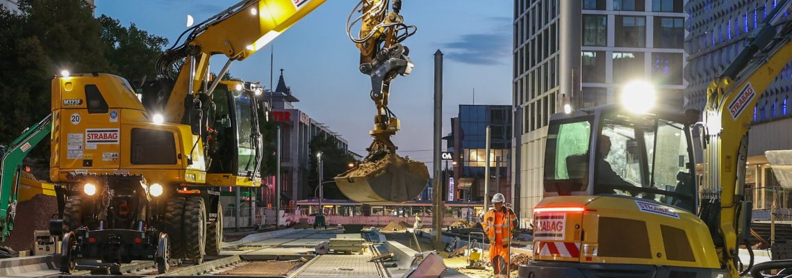 Nachtbauarbeiten am Alten Markt mit zwei Baggern