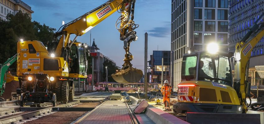 Nachtbauarbeiten am Alten Markt mit zwei Baggern